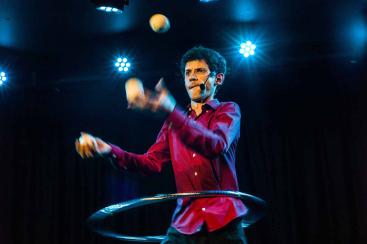 Sam Veale - www.Circusperformers.com - Walkabout and cabaret juggler