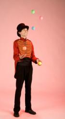 Sam Veale - www.Circusperformers.com - Walkabout and cabaret juggler