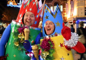 Bread's Christmas Crackers and Captain Christmas - Walkabout Entertainer