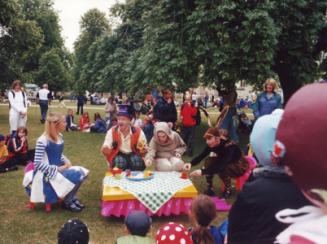 Curious Alice - Alice in Wonderland on Stilts - Walkabout