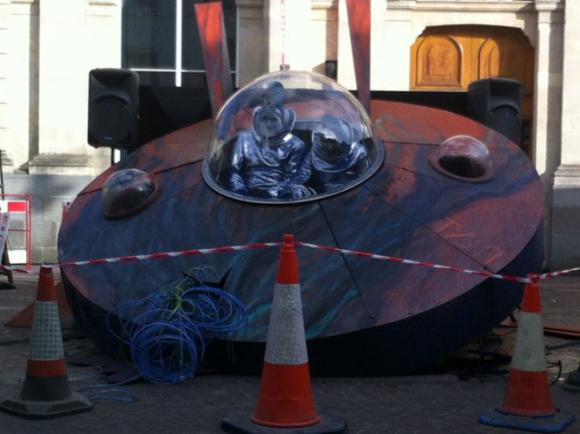 Lost on Earth - Comedy Crashed Aliens Street Show